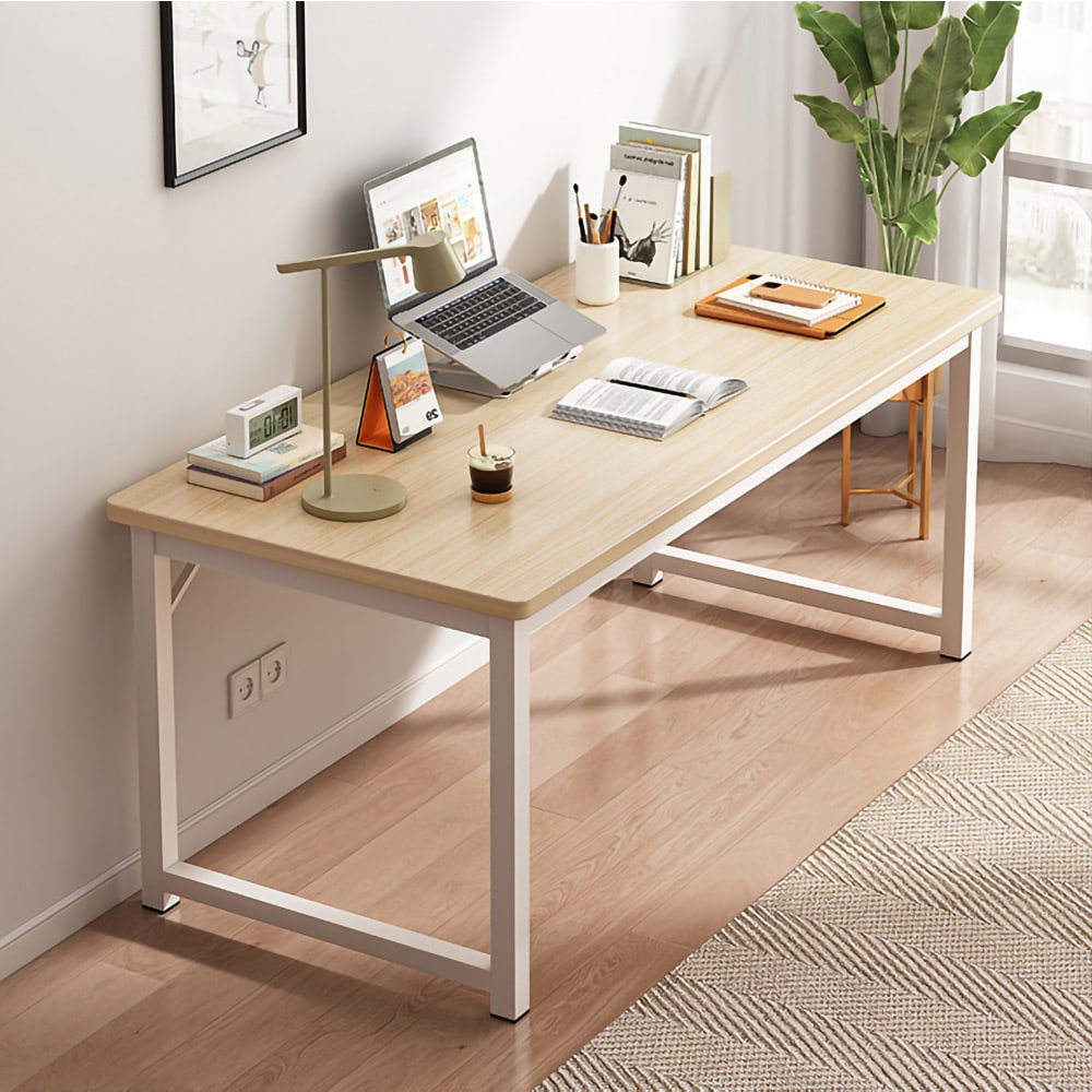 Skrivebord med egetræsfarvet bordplade og hvide ben 160 cm